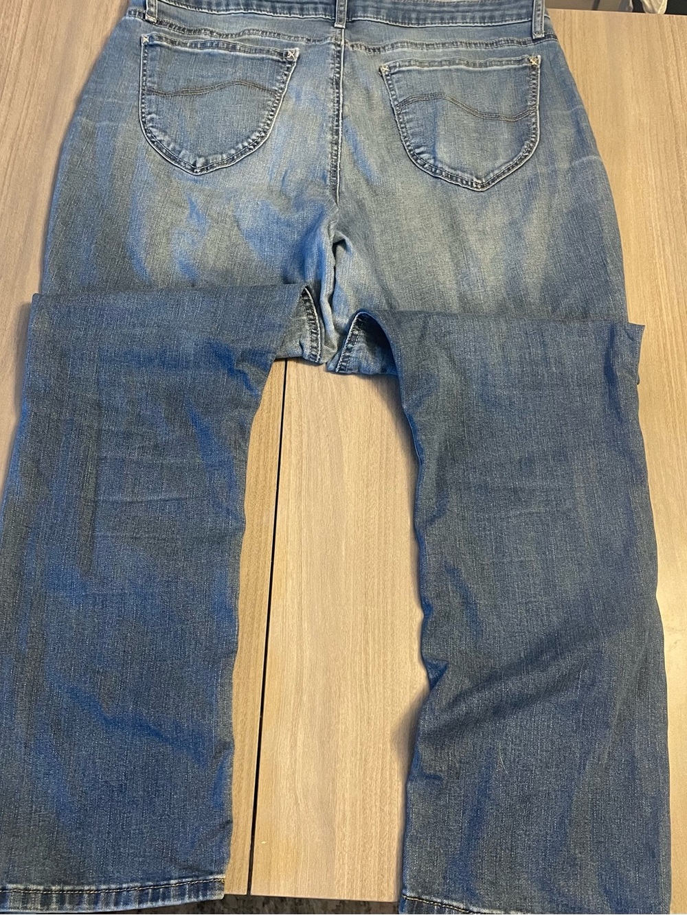 Lee Riders Women’s Size 16/18 Mid-Rise Straight Leg Jeans - Picture 3 of 5